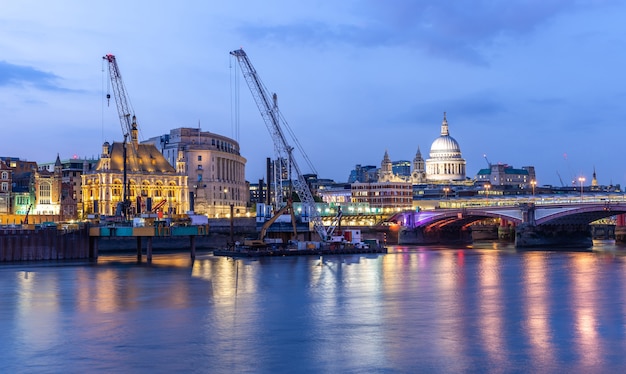 Puesta del sol de la catedral de londres st paul | Foto Premium
