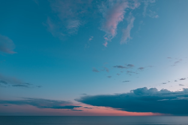 Puesta De Sol Con Nubes Y Cielo Azul Turquesa Y Naranja Con El Mar