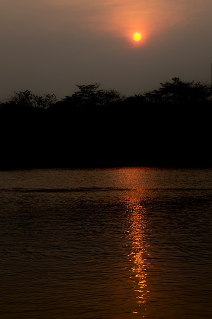 Puesta De Sol Con Reflejo En El Agua Foto Premium