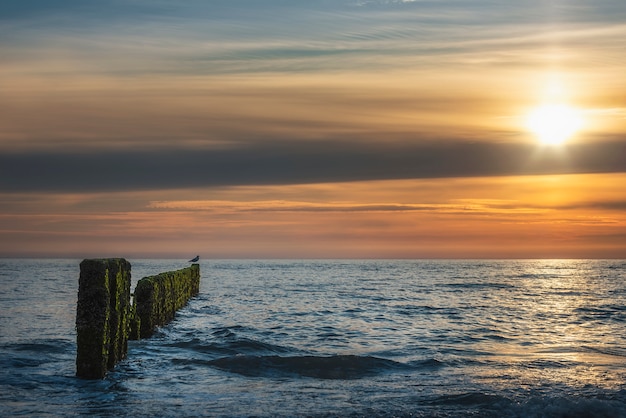 Puesta De Sol Sobre El Agua En El Mar De Wadden En La Isla De Sylt