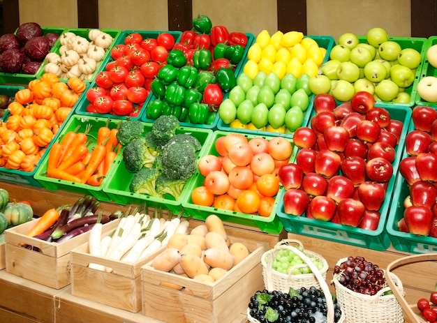 Puesto De Frutas Y Verduras En El Mercado Foto Premium