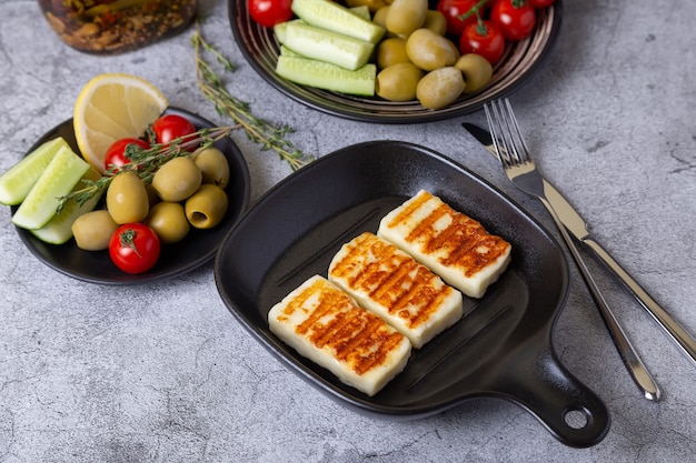 Queso Haloumi A La Plancha En Una Sart N Negra Con Aceitunas Tomates