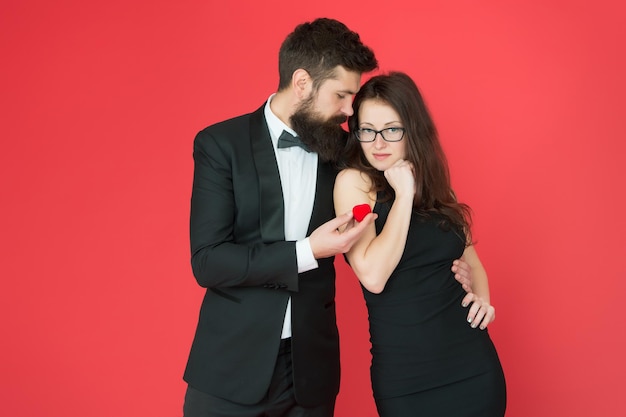 Quieres Casarte Conmigo Hombre Barbudo Hace Propuesta De Matrimonio A Mujer Sexy Hipster Hacer 