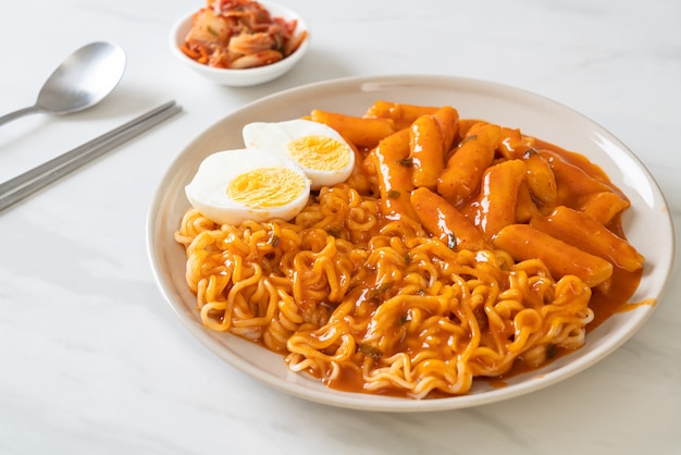 Rabokki ramen o fideos instantáneos coreanos y tteokbokki en salsa