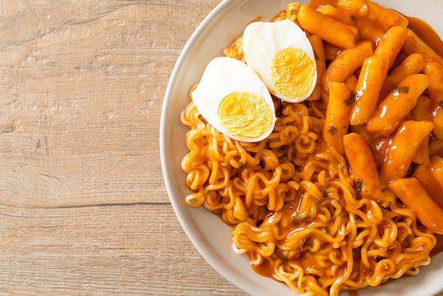 Rabokki Ramen O Fideos Instant Neos Coreanos Y Tteokbokki En Salsa