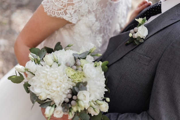 Ramo Delicado Con Crisantemos Y Ojal Del Novio En Una Chaqueta Foto