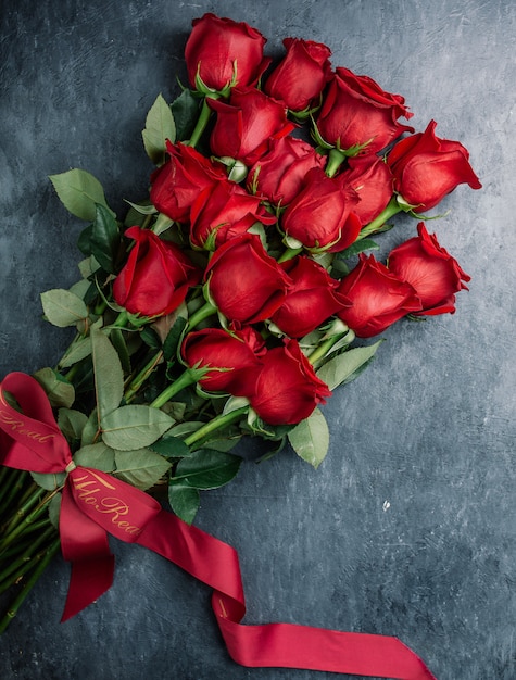 Ramo de rosas rojas sobre la mesa | Foto Gratis