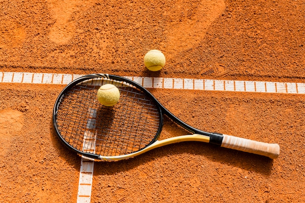 Raqueta De Tenis En Pelota Foto Premium 9984