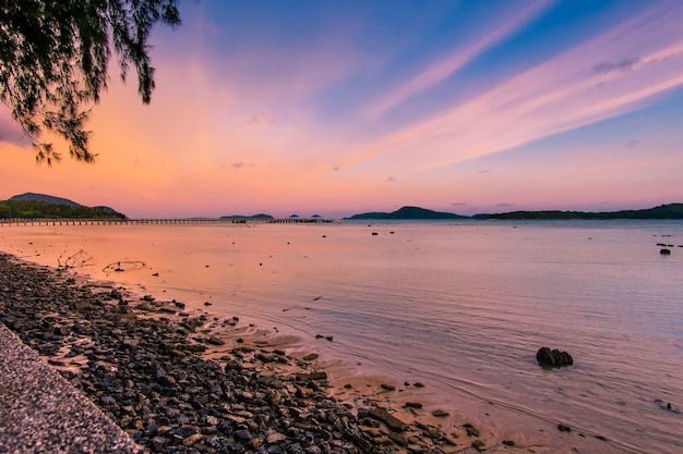 Rawai pier está en el lado sur de la isla de phuket phuket tailandia