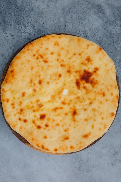 Rebanada De Pastel Con Queso En Una Tabla De Madera Sobre La Superficie