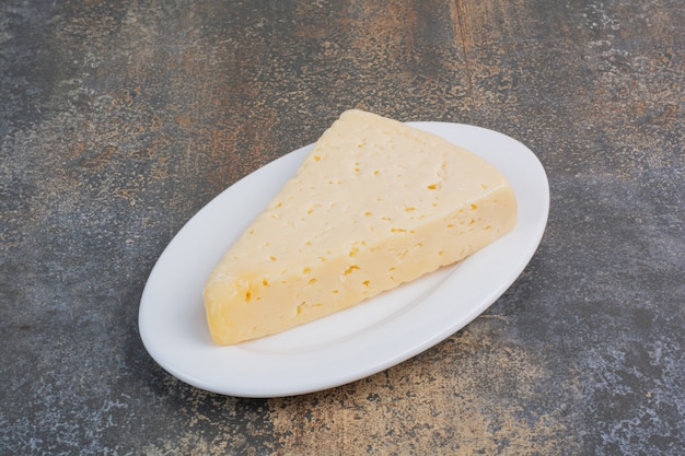 Rebanada De Queso Amarillo En La Placa Blanca Foto Gratis 5093