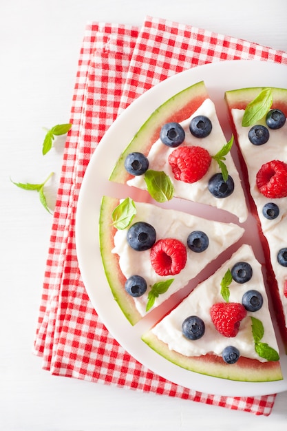 Rebanadas De Pizza De Sandía Con Yogur Y Bayas Postre De Verano Foto