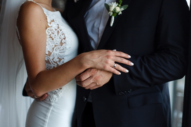 Recién Casados Durante La Ceremonia De Matrimonio Foto Premium