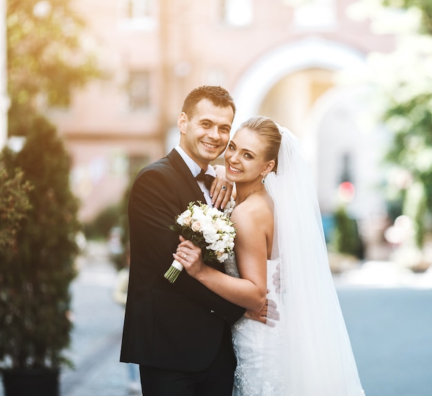 Recién Casados Felices Abrazándose Descargar Fotos Gratis 7629