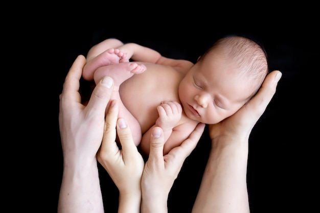 Un Recien Nacido En Manos De Sus Padres Un Bebe Durmiendo En Manos De Papa Y Mama Foto Premium