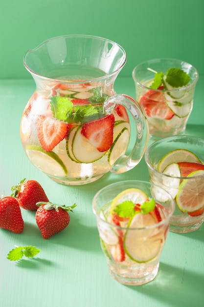 Refrescante Bebida De Verano Con Lima De Fresa Y Pepino En Frasco Y