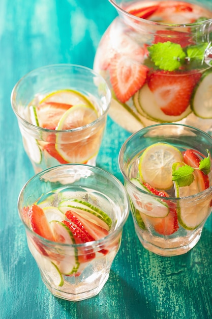 Refrescante Bebida De Verano Con Lima De Fresa Y Pepino En Frasco Y