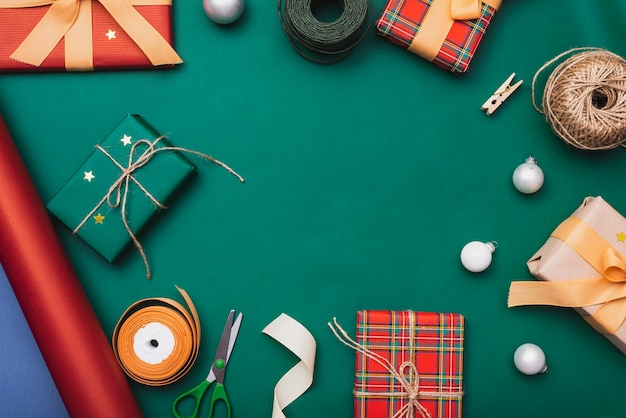 Regalos y otros artículos navideños sobre fondo verde Foto gratis