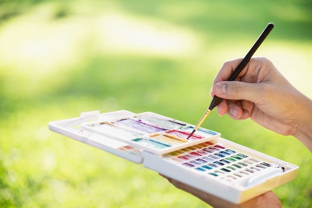 Relajarse mujer pintura obra de arte de acuarela en jardín verde bosque naturaleza Foto gratis