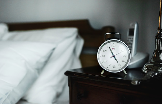 Reloj despertador dormitorio Foto gratis