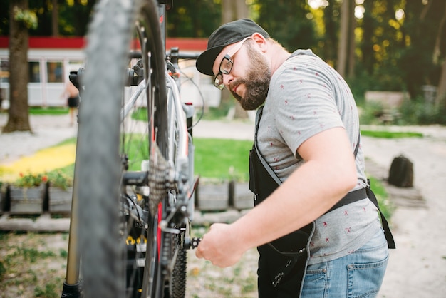 Reparador Trabaja Con Rueda De Bicicleta Taller De Ciclo Al Aire Libre