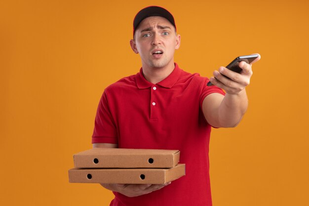 Repartidor Joven Confundido Vestido Con Uniforme Con Gorra Sosteniendo Cajas De Pizza Y 8549