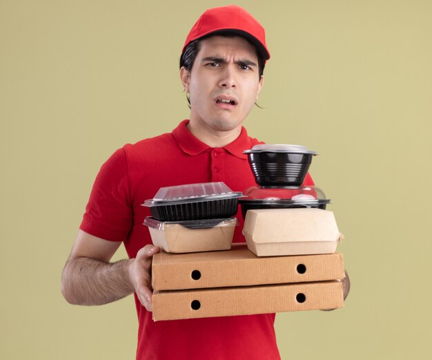 Repartidor Joven Despistado Con Uniforme Rojo Y Gorra Sosteniendo