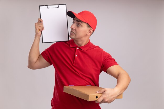 Repartidor Joven Preocupado Vestido Con Uniforme Con Gorra Sosteniendo La Caja De Pizza Y 0446