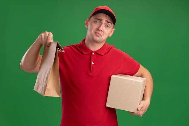 Repartidor Joven Triste Vestido Con Uniforme Y Gorra Con Paquete De Comida De Papel Con Caja 1098