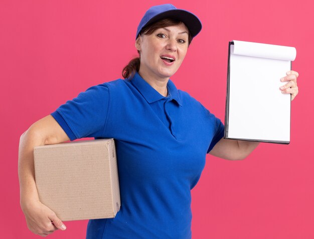 Repartidor De Mediana Edad En Uniforme Azul Y Gorra Sosteni