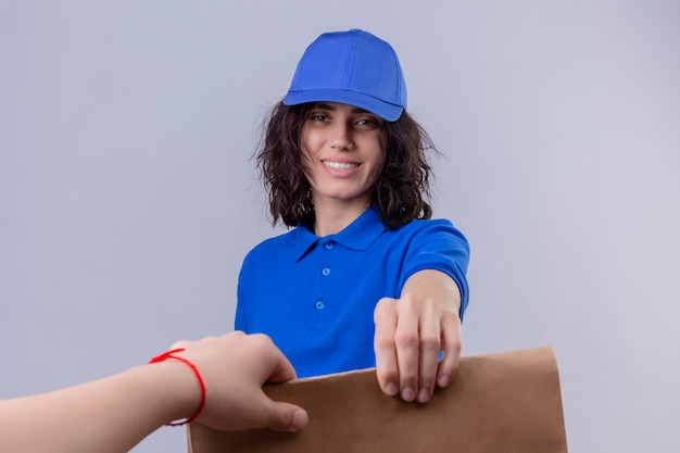 Repartidor En Uniforme Azul Y Gorra Dando Paquete De Papel A Un Cliente Sonriendo Amable Sobre 5968