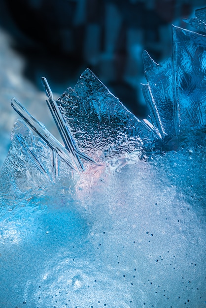 Resumen helada clima frío fondo nevado con cristales de hielo real macro en tonos azules fríos | Foto Premium