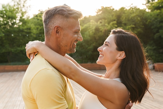 Retrato De Alegre Pareja De Mediana Edad Hombre Y Mujer Mir Ndose Y