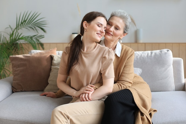 Retrato De Anciana E Hija Madura Abraz Ndose En Casa Feliz Madre