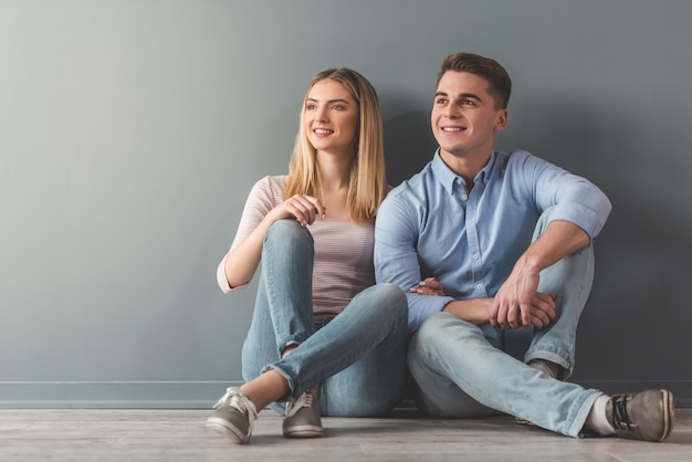 Retrato De La Atractiva Joven Pareja Mirando A Otro Lado Foto Premium