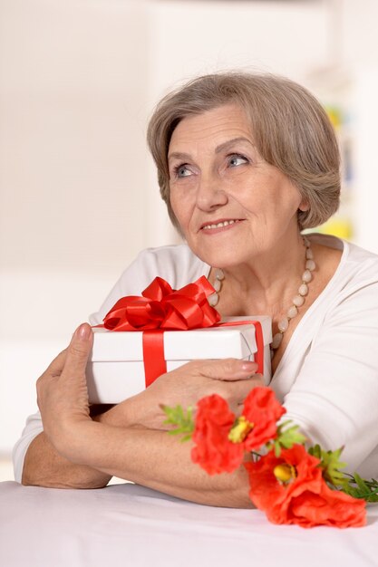 Retrato De Una Atractiva Mujer De Mediana Edad Con Regalo Foto Premium 9034