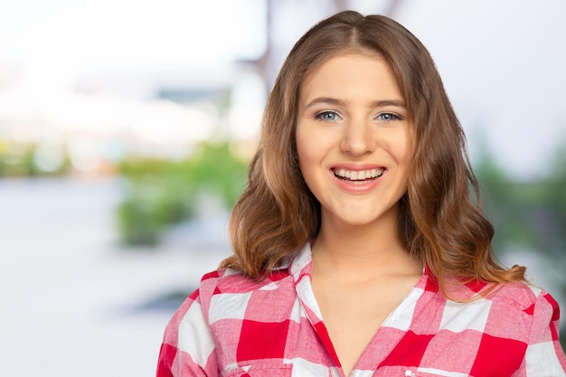 Retrato de atractivo caucásico mujer sonriente Foto Premium