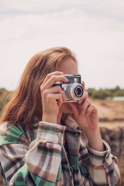 Retrato De Una Bella Modelo Tomando Una Fotograf A Con Una C Mara