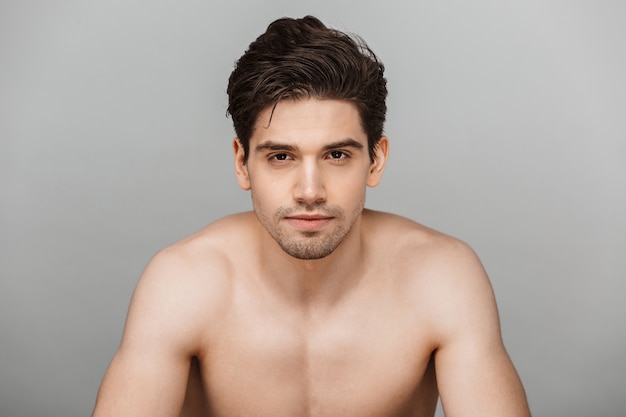 Retrato De Belleza De Hombre Joven Concentrado Medio Desnudo Foto Premium