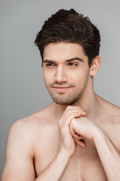 Retrato De Belleza De Hombre Joven Sonriente Medio Desnudo En Forma Foto Premium