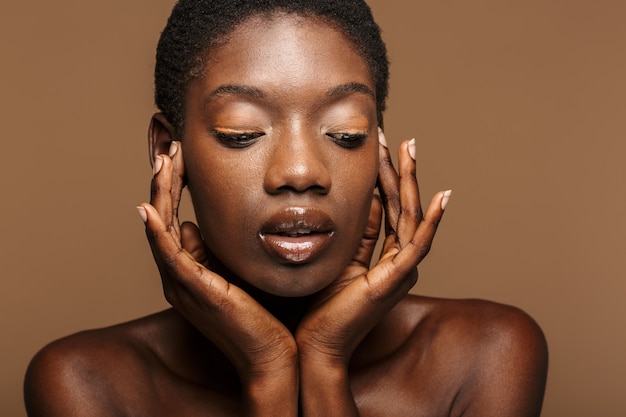Retrato De Belleza De Mujer Africana Semidesnuda Joven Con Pelo Negro Corto Aislado En Beige 