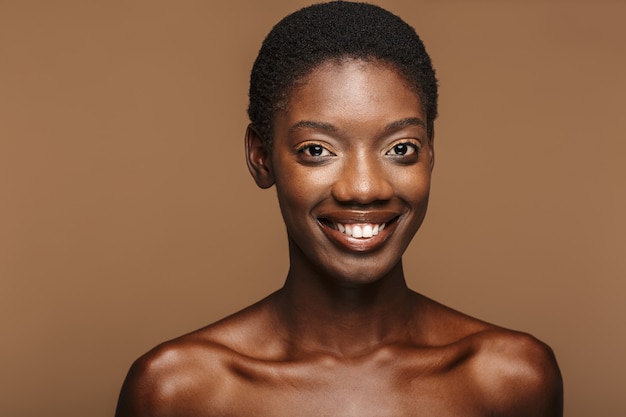 Retrato De Belleza De Mujer Africana Semidesnuda Joven Con Pelo Negro Corto Aislado En Beige 