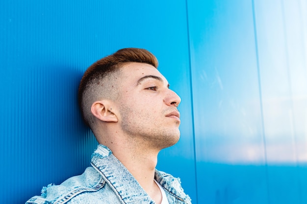 Retrato De La Cara De Un Hombre Joven Y Guapo Aislado Que Parece Serio