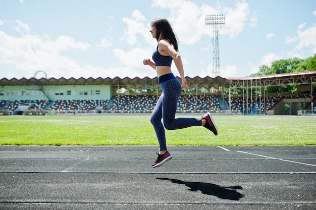 Retrato De Una Chica Fuerte En Ropa Deportiva Corriendo En El Estadio Foto Premium 