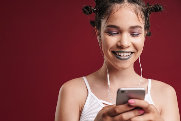 Retrato De Chica Punk Con Estilo Con Peinado Extraño Y Lápiz Labial