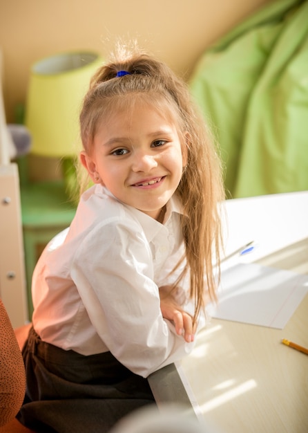 Retrato De Colegiala Sonriente Sentados Frente Al Escritorio En El Dormitorio Foto Premium 5206