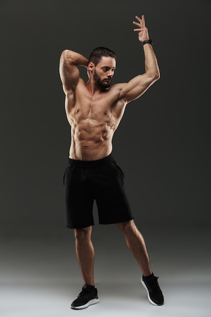 Retrato De Cuerpo Entero De Un Hombre Musculoso Seguro Posando Foto Premium 5284
