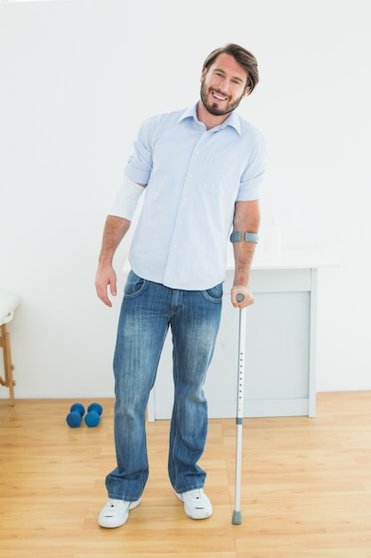 Retrato De Cuerpo Entero De Un Hombre Sonriente Con Muleta Foto Premium