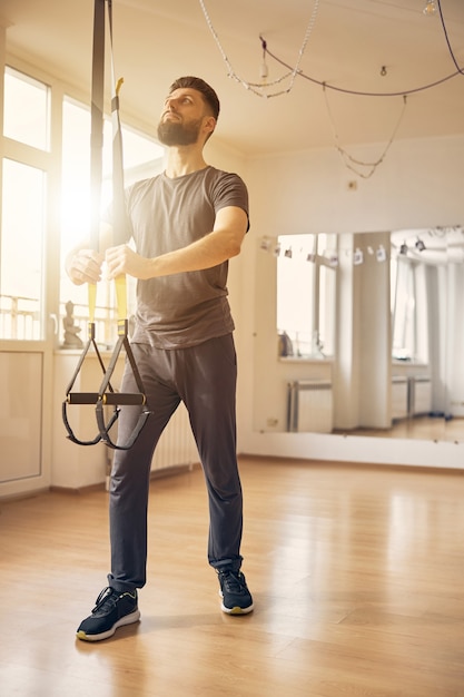 Retrato De Cuerpo Entero De Un Joven Deportivo Concentrado Mirando Al