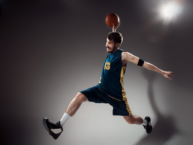 Retrato De Cuerpo Entero De Un Jugador De Baloncesto Con Pelota Foto